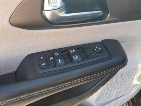 Used 2022 Chrysler Voyager LX image 11