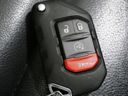 Used 2023 Jeep Wrangler Unlimited Sahara w/ Cold Weather Group AWD/4WD image 31