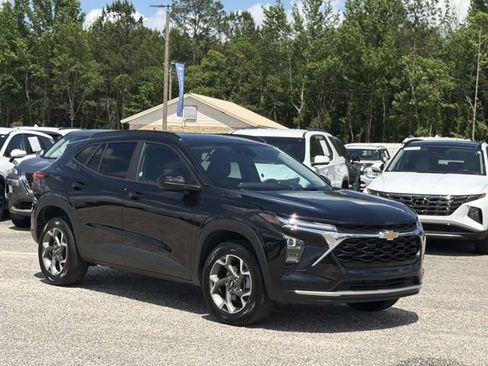 Used 2025 Chevrolet Trax LT w/ LT Convenience Package FWD image 13