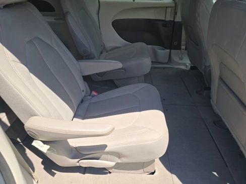 Used 2020 Chrysler Pacifica Touring FWD image 27