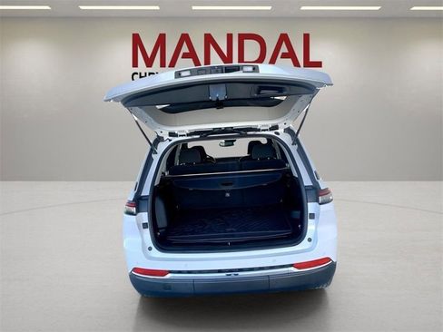 Used 2023 Jeep Grand Cherokee Laredo image 22