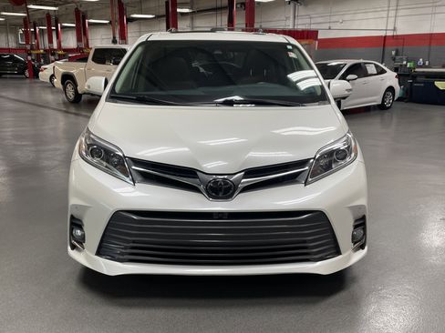 Used 2020 Toyota Sienna Limited Premium image 3