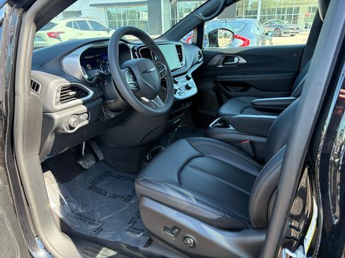 Used 2026 Chrysler Pacifica Select FWD image 18