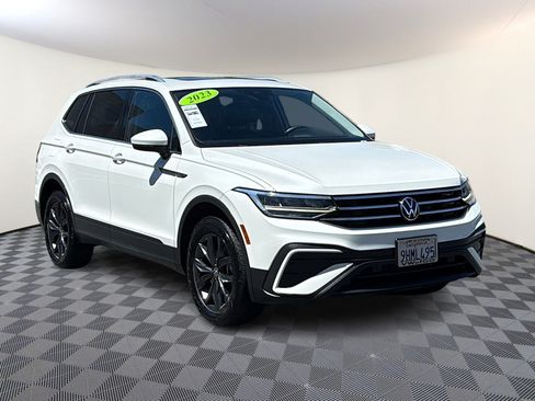 Used 2023 Volkswagen Tiguan SE w/ Panoramic Sunroof Package FWD image 1