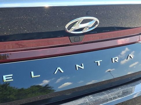 Used 2022 Hyundai Elantra SEL image 32