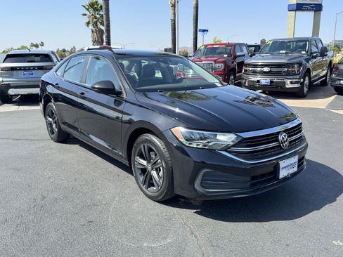 Used 2024 Volkswagen Jetta SE FWD image 2