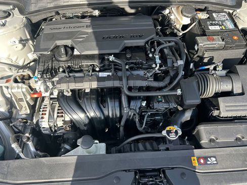 Used 2021 Hyundai Elantra Limited FWD image 30