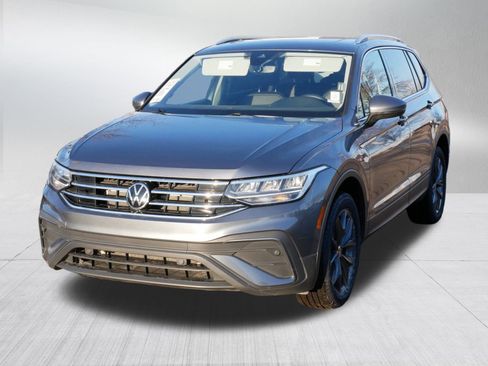 Used 2022 Volkswagen Tiguan SE image 2