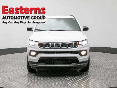 Used 2024 Jeep Compass Latitude AWD/4WD image 2
