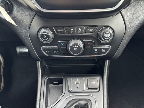 Used 2020 Jeep Cherokee Latitude image 21