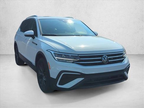 Used 2024 Volkswagen Tiguan SE FWD image 3