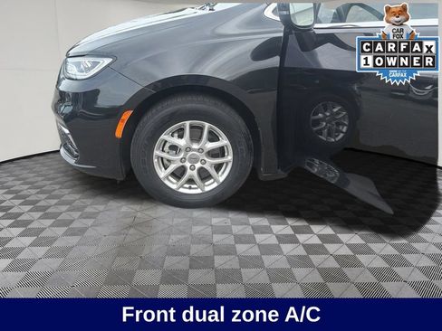 Used 2023 Chrysler Pacifica Touring-L FWD image 11