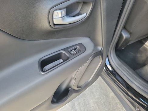 Used 2023 Jeep Renegade Latitude image 10