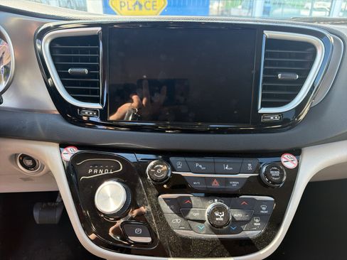 Used 2023 Chrysler Pacifica Touring-L FWD image 10