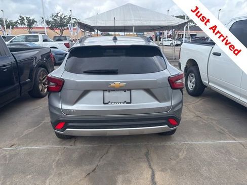 Used 2025 Chevrolet Trax LT FWD image 5