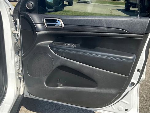 Used 2019 Jeep Grand Cherokee Laredo image 23