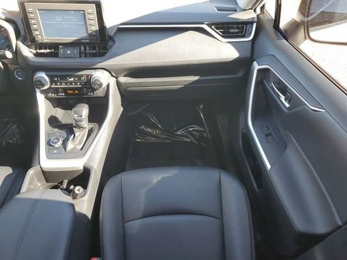 Used 2022 Toyota RAV4 XLE Premium image 19
