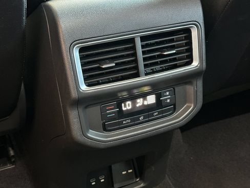 Used 2024 Volkswagen Atlas SE AWD/4WD image 16