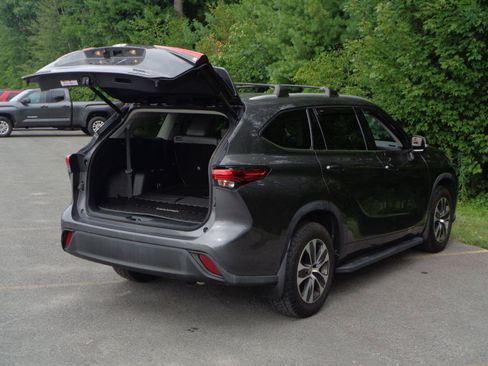 Used 2022 Toyota Highlander XLE AWD/4WD image 7