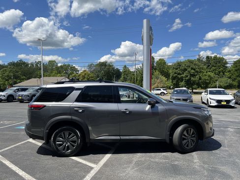 Used 2022 Nissan Pathfinder SV image 12