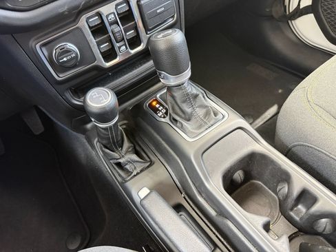 Used 2025 Jeep Wrangler Unlimited Sahara AWD/4WD image 41