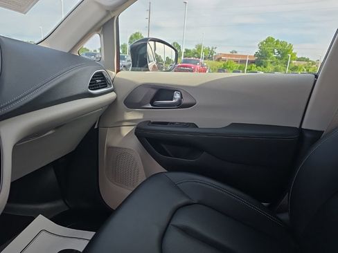 Used 2024 Chrysler Pacifica Touring-L FWD image 20