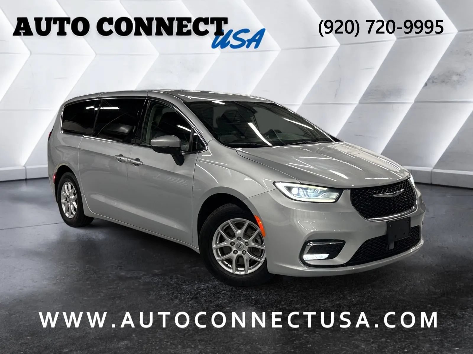 Used 2023 Chrysler Pacifica Touring-L FWD image 3