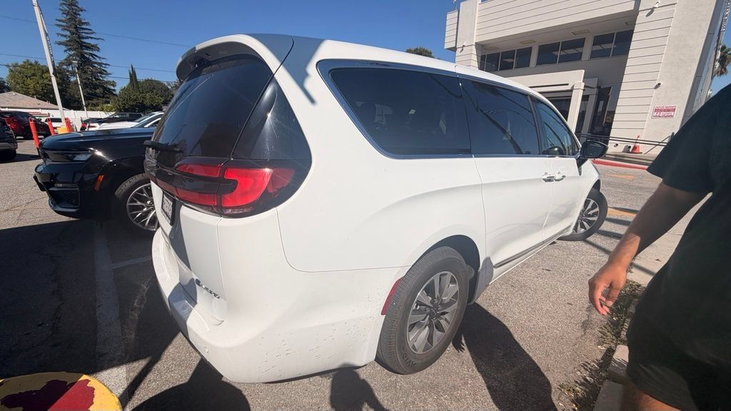 Used 2023 Chrysler Pacifica Limited FWD image 4