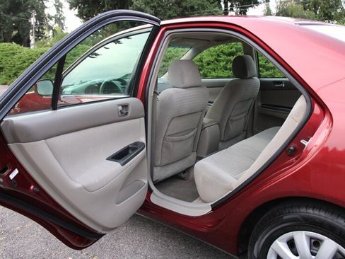 Used 2005 Toyota Camry LE image 14