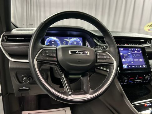 Used 2022 Jeep Grand Cherokee Altitude image 15