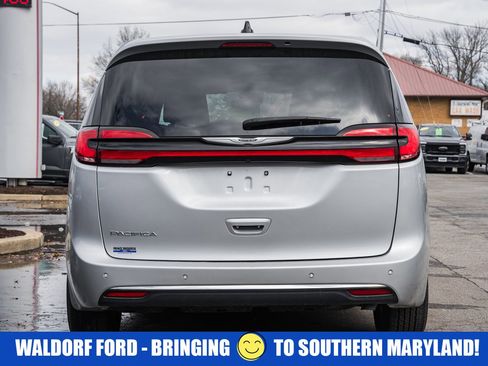 Used 2024 Chrysler Pacifica Touring-L image 5