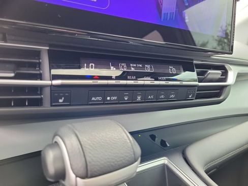 Used 2025 Toyota Sienna XLE FWD image 35