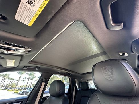 Used 2022 Porsche Cayenne Platinum Edition image 24