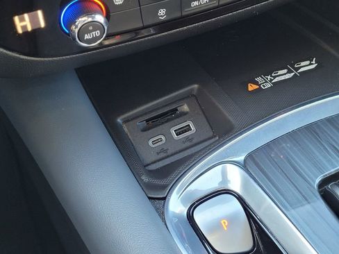 Used 2022 Buick Enclave Essence image 25