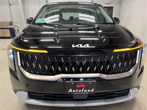 Used 2025 Kia Carnival image 2