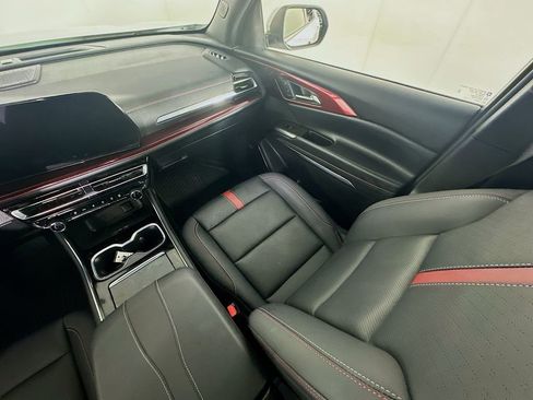 Used 2025 Chevrolet Traverse RS image 11