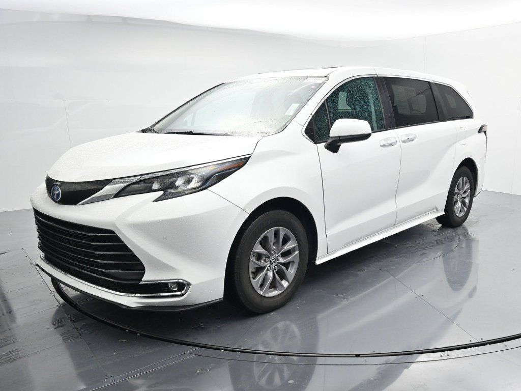 Used 2024 Toyota Sienna XLE FWD image 4