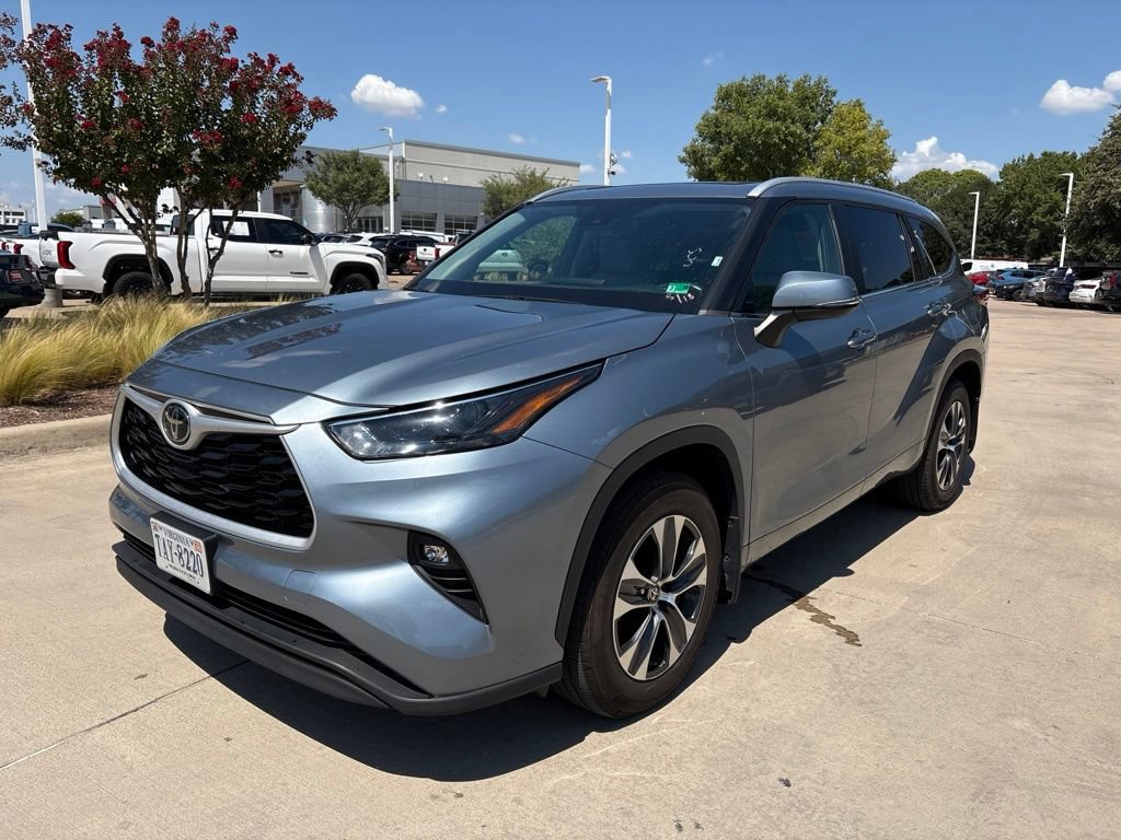 Used 2023 Toyota Highlander XLE FWD image 1