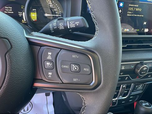 Used 2025 Jeep Wrangler Willys image 27