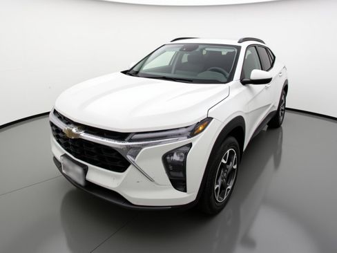 Used 2025 Chevrolet Trax LT image 3