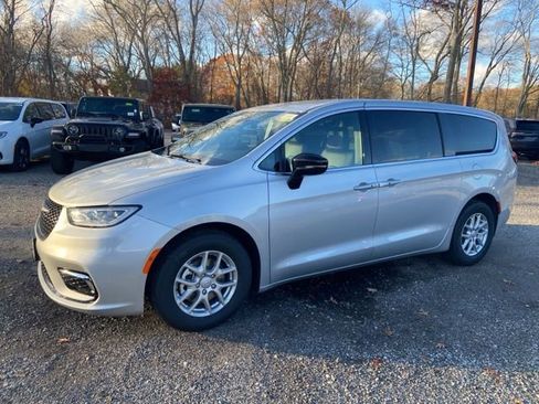 New 2026 Chrysler Pacifica Select image 2