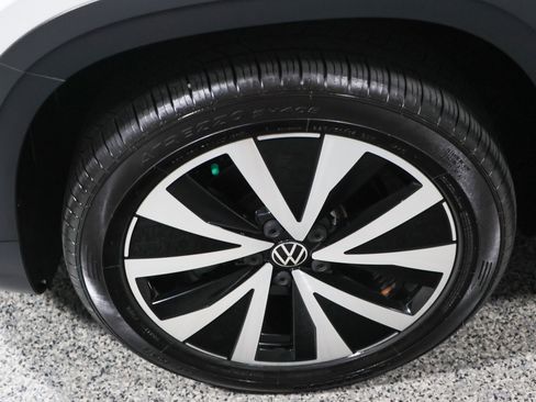 Used 2023 Volkswagen Taos SE w/ Panoramic Sunroof Package AWD/4WD image 11