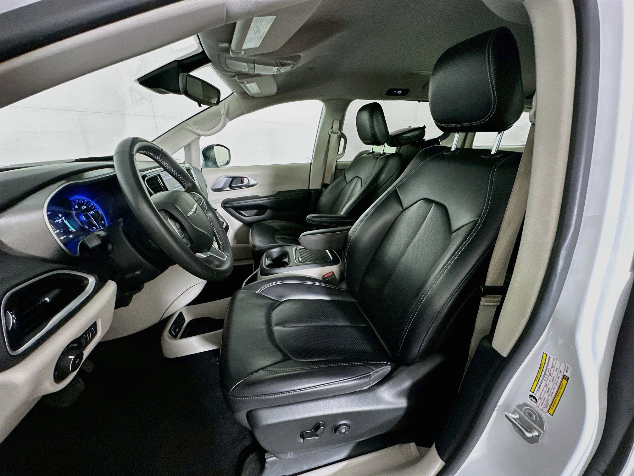 Used 2023 Chrysler Pacifica Touring-L FWD image 13