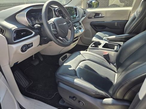 Used 2024 Chrysler Pacifica Touring-L FWD image 9