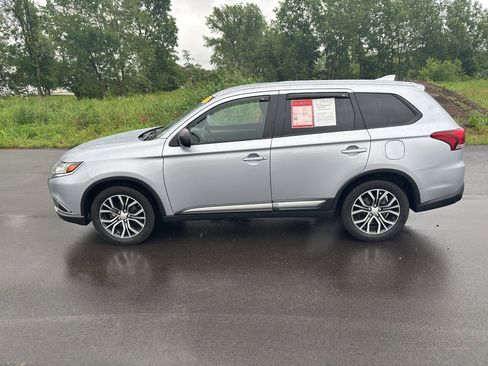 Used 2017 Mitsubishi Outlander ES AWD/4WD image 6