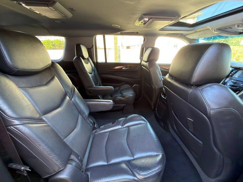Used 2018 Cadillac Escalade ESV Luxury AWD/4WD image 21