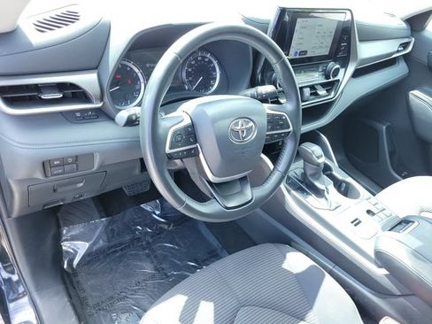 Used 2024 Toyota Highlander LE FWD image 12