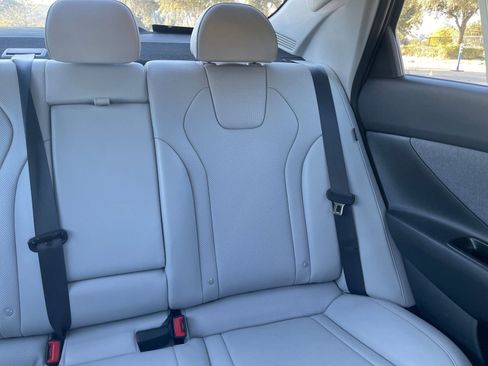 Used 2025 Hyundai Elantra Limited image 38