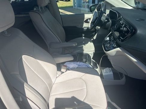 Used 2017 Chrysler Pacifica Limited w/ UConnect Theater Package FWD image 27
