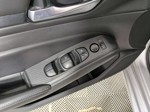 Used 2024 Nissan Altima 2.5 SV FWD image 11